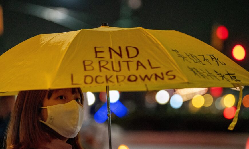 Một người cầm ô có khẩu hiệu bên trên tham gia các cuộc biểu tình phản đối Đảng Cộng sản Trung Quốc, trong bối cảnh chính sách “zero COVID” của Trung Quốc, gần lãnh sự quán Trung Quốc ở New York hôm 29/11/2022. (Ảnh: David 'Dee' Delgado/Reuters)