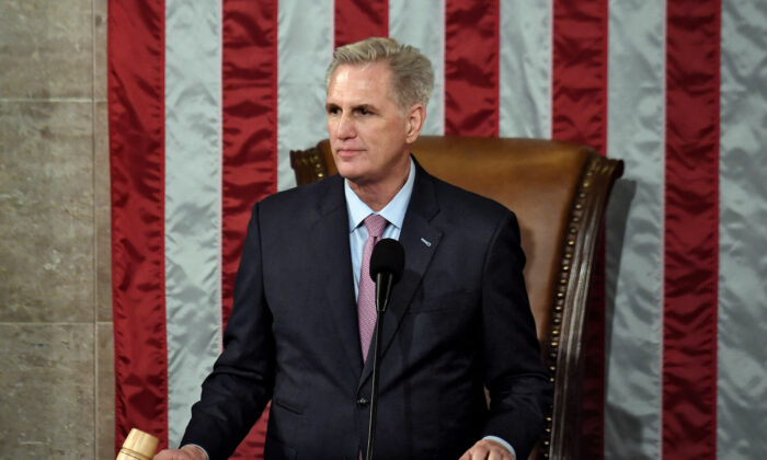 Dân biểu Kevin McCarthy (Cộng Hòa-California) nắm quyền Chủ tịch Hạ viện sau khi đắc cử trong cuộc bỏ phiếu lần thứ 15 tại Điện Capitol Hoa Kỳ ở Hoa Thịnh Đốn hôm 07/01/2023. (Olivier Douliery/AFP qua Getty Images)