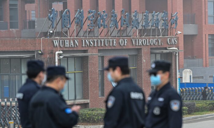 Nhân viên an ninh đứng gác bên ngoài Viện Virus học Vũ Hán ở Vũ Hán, Trung Quốc, vào ngày 03/02/2021. (Ảnh: Hector Retamal/AFP qua Getty Images)