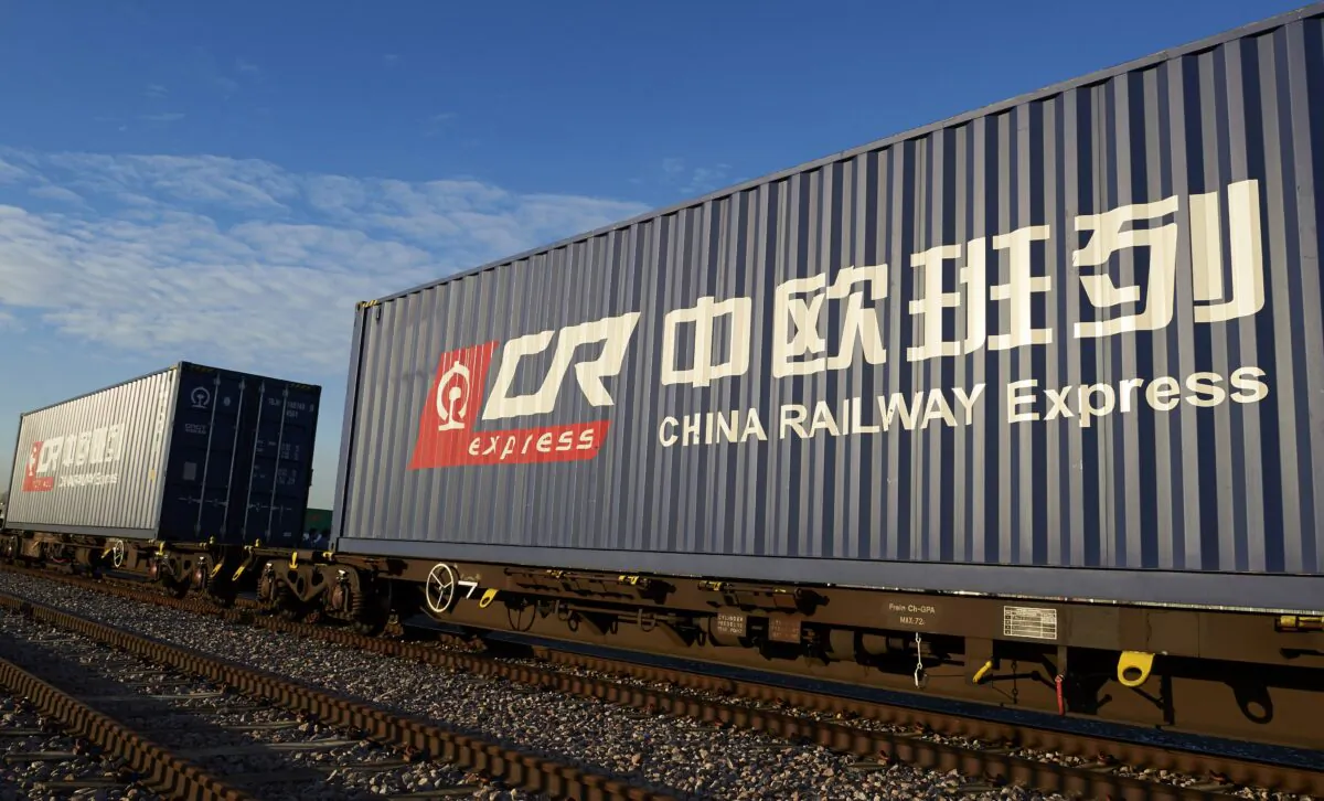 Logo của China Railway Express, một đơn vị của Tập đoàn Đường sắt Trung Quốc do nhà nước điều hành, được in ở mặt bên của các container vận chuyển tại kho chứa hàng hóa đường sắt Eurohub London của DB Cargo ở Barking, Đông London, vào ngày 18/01/2017. (Ảnh: Niklas Halle'n/AFP qua Getty Images)
