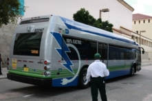 Một chiếc xe buýt điện chạy bằng pin do Proterra sản xuất chạy dọc một con phố ở Miami, Florida, hôm 02/02/2023. (Ảnh: Joe Raedle/Getty Images)
