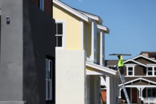 Một công nhân xây dựng khuân vác vật liệu khi anh đang làm việc tại một ngôi nhà đang được xây dựng tại một khu phát triển nhà ở ở Petaluma, California, vào ngày 23/03/2022. (Ảnh: Justin Sullivan/Getty Images)