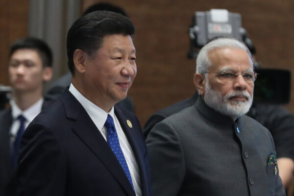 Nhà lãnh đạo Trung Quốc Tập Cận Bình (trái) và Thủ tướng Ấn Độ Narendra Modi tham dự Đối thoại giữa Thị trường Mới nổi và các Nước đang Phát triển bên lề Hội nghị thượng đỉnh BRICS năm 2017 tại Hạ Môn, tỉnh Phúc Kiến, phía đông nam Trung Quốc, vào ngày 05/09/2017. (Ảnh: Wu Hong/AFP qua Getty Images)