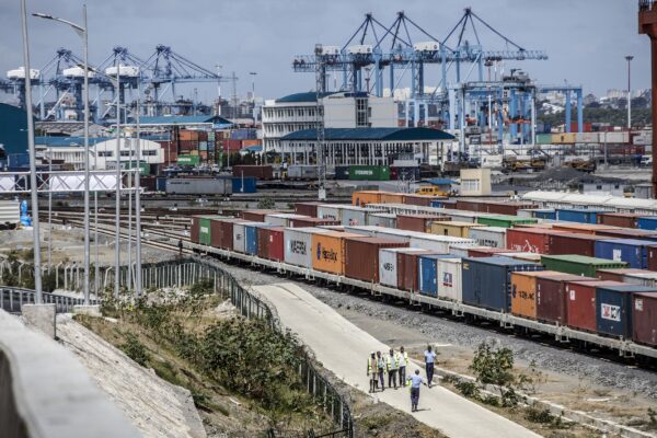 Các container vận chuyển nằm cạnh tuyến đường sắt chạy vào cảng Mombasa ở Mombasa, Kenya, hôm 01/09/2018. (Ảnh: Luis Tato/Bloomberg qua Getty Images)