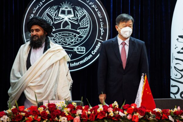 Quyền Phó Thủ tướng Afghanistan Abdul Ghani Baradar (Trái) và đại sứ Trung Quốc tại Kabul, ông Vương Ngu, ở Kabul, Afghanistan, hôm 05/01/2023. (Ảnh: Ahmad Sahel Arman/AFP qua Getty Images)