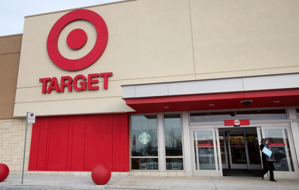Một khách hàng rời khỏi một trong những cửa hàng của chuỗi bán lẻ giảm giá Target ở Ancaster, Canada, vào ngày 15/01/2015. (Ảnh: Peter Power/Reuters)