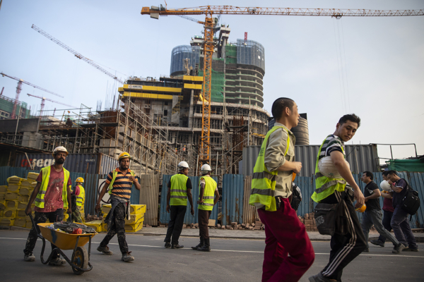 Công nhân xây dựng đi bộ trên khuôn viên nơi sẽ trở thành khu phức hợp văn phòng và trung tâm bán lẻ Shangri-La do Trung Quốc quản lý ở Colombo, Sri Lanka, vào ngày 10/11/2018. (Ảnh: Paula Bronstein/Getty Images)