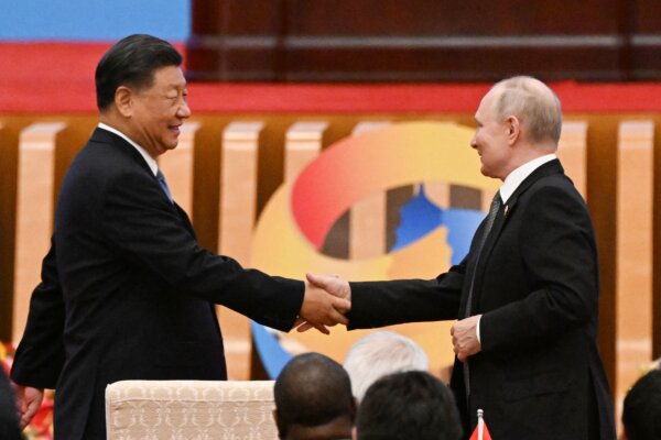 Nhà lãnh đạo Trung Quốc Tập Cận Bình (Trái) bắt tay Tổng thống Nga Vladimir Putin trong lễ khai mạc Diễn đàn Hợp tác Quốc tế Vành đai và Con đường lần thứ ba tại Đại lễ đường Nhân dân ở Bắc Kinh hôm 18/10/2023. (Ảnh: Pedro Pardo/AFP qua Getty Images)