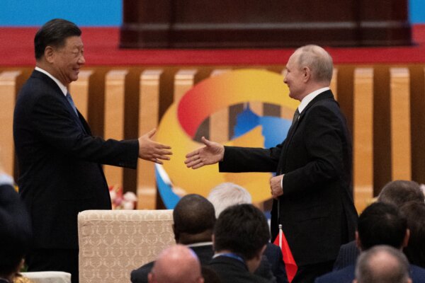 Lãnh đạo Trung Quốc Tập Cận Bình (Trái) bắt tay Tổng thống Nga Vladimir Putin trong lễ khai mạc hội nghị thượng đỉnh Sáng kiến Vành đai và Con đường lần thứ ba tại Đại lễ đường Nhân dân ở Bắc Kinh hôm 18/10/2023. (Ảnh: Pedro Pardo/AFP qua Getty Images)