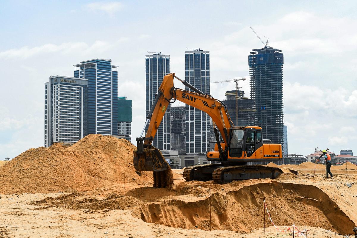 Công nhân tại công trường xây dựng trong dự án Port City do Trung Quốc tài trợ ở Colombo, Sri Lanka, hôm 08/11/2019. (Ảnh: Ishara S. Kodikara/AFP qua Getty Images)