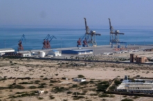 Cảng Gwadar của Pakistan trong quá trình thi công, ngày 12/02/2013. Chính quyền Trung Quốc có quyền quản lý cảng trong 40 năm. (Ảnh: Behram Baloch/AFP/Getty Images)