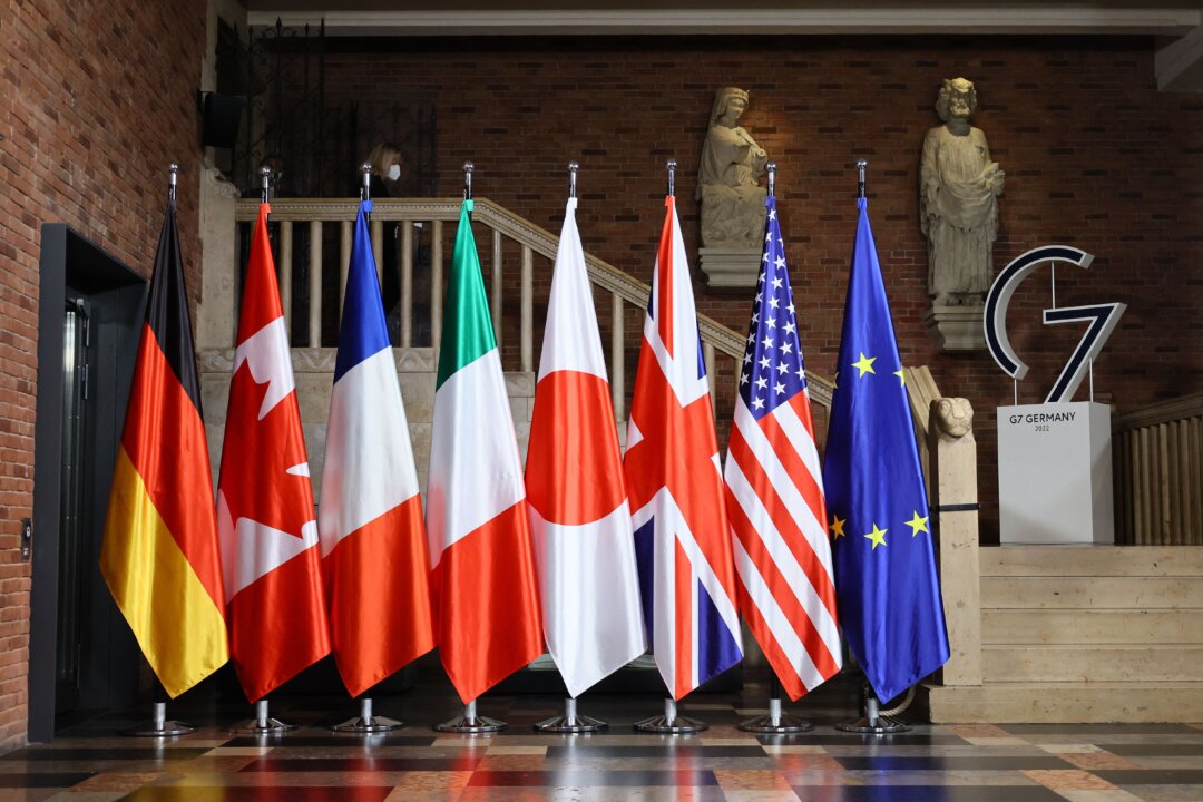 (Từ trái qua phải) Quốc kỳ của các nước Đức, Canada, Pháp, Ý, Nhật Bản, Anh quốc, Hoa Kỳ, và Liên minh  u Châu được trưng bày trong Cuộc họp Ngoại trưởng G7 tại Tòa Thị chính ở Muenster, miền tây nước Đức, hôm 03/11/2022. (Ảnh: Wolfgang Rattay/Pool/AFP qua Getty Images)