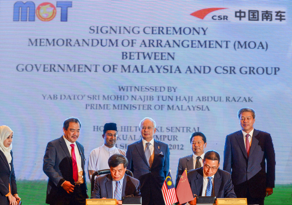 Thủ tướng Malaysia Najib Razak (giữa) chứng kiến lễ ký kết giữa các quan chức ngành vận tải Malaysia và Trung Quốc tại Kuala Lumpur, Malaysia, ngày 24/09/2012. (Ảnh: Saeed Khan/AFP/GettyImages)