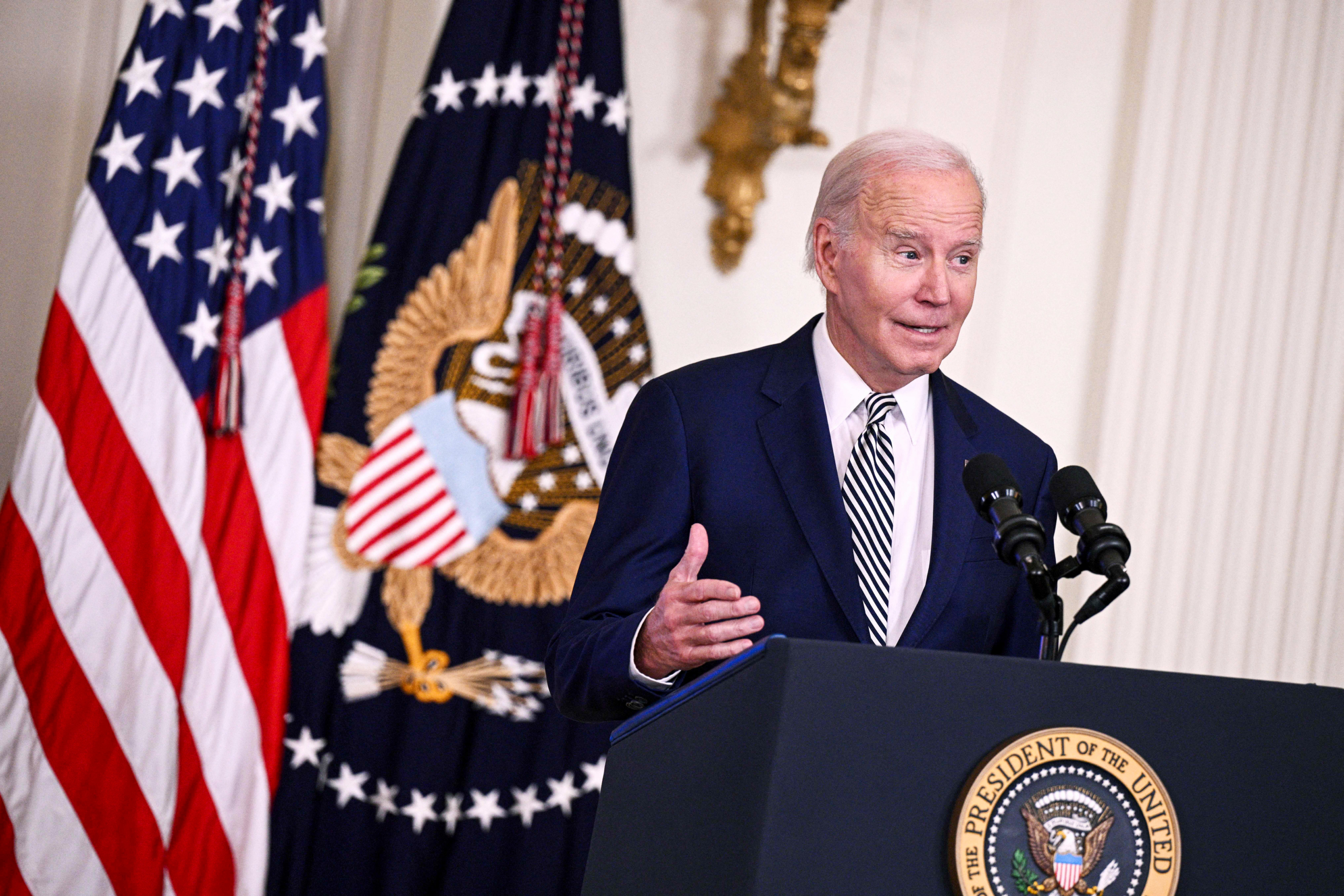 Tổng thống Joe Biden đưa ra nhận xét về việc thúc đẩy sự phát triển an toàn, bảo mật, và đáng tin cậy của trí tuệ nhân tạo tại Tòa Bạch Ốc ở Hoa Thịnh Đốn, hôm 30/10/2023. (Ảnh: Brendan Smialowski/AFP qua Getty Images)