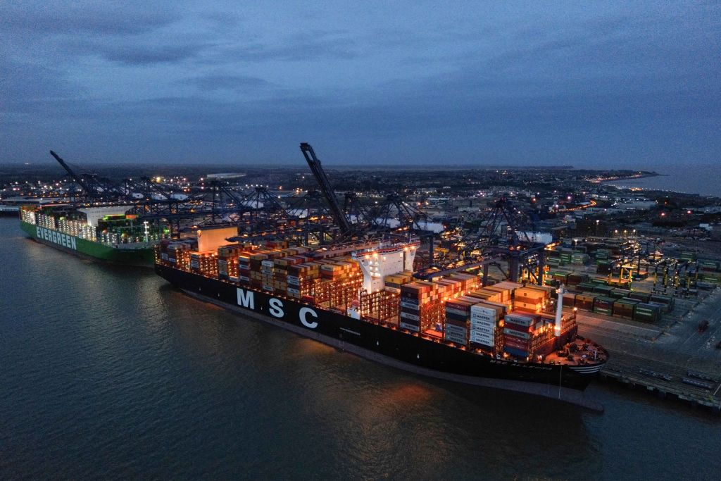 Hình ảnh chụp từ trên không của hai tàu container MSC Allegra và Ever Atop, cập bến bên cạnh cần cẩu container tại cảng vận chuyển hàng hóa lớn nhất Vương quốc Anh, ở Felixstowe trên bờ biển phía đông nước Anh, hôm 27/01/2024. (Ảnh: Ben Stansall/AFP qua Getty Images)