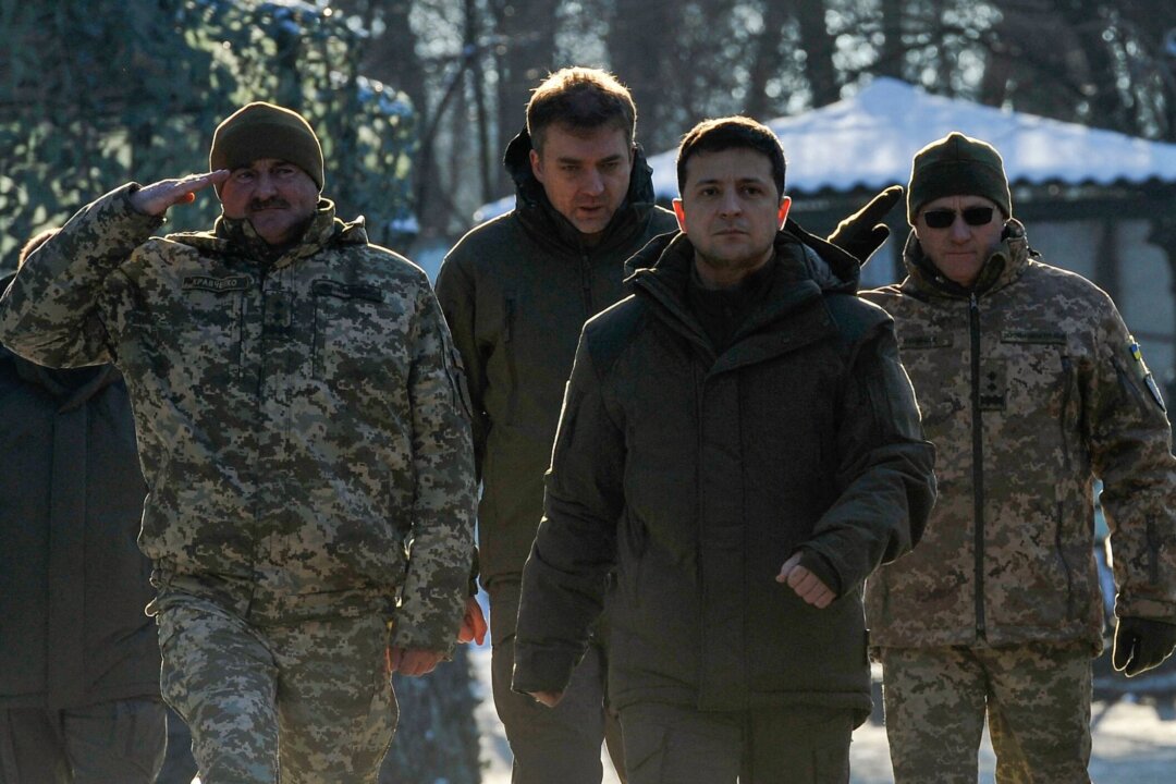 Tổng thống Ukraine Volodymyr Zelensky gặp gỡ các binh sĩ khi đến thăm vùng Donetsk, vào ngày 06/12/2019. (Ảnh: Evgeniya Maksymova/AFP qua Getty Images)
