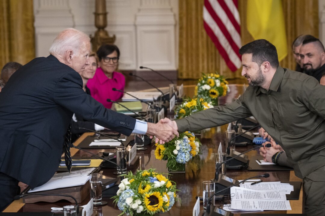 (Từ trái sang phải) Tổng thống Hoa Kỳ Joe Biden bắt tay Tổng thống Ukraine Volodymyr Zelenskyy sau cuộc gặp tại Phòng phía Đông của Tòa Bạch Ốc ở Hoa Thịnh Đốn vào ngày 21/09/2023. (Ảnh: Drew Angerer/Getty Images)