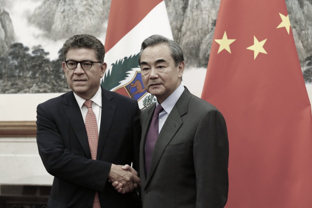 Ngoại trưởng Peru Gustavo-Meza Cuadra và Bộ trưởng Ngoại giao Trung Quốc Vương Nghị bắt tay trước cuộc gặp gỡ tại nhà khách Điếu Ngư Đài ở Bắc Kinh vào ngày 29/11/2019. (Ảnh: Florence Lo-Pool/Getty Images)