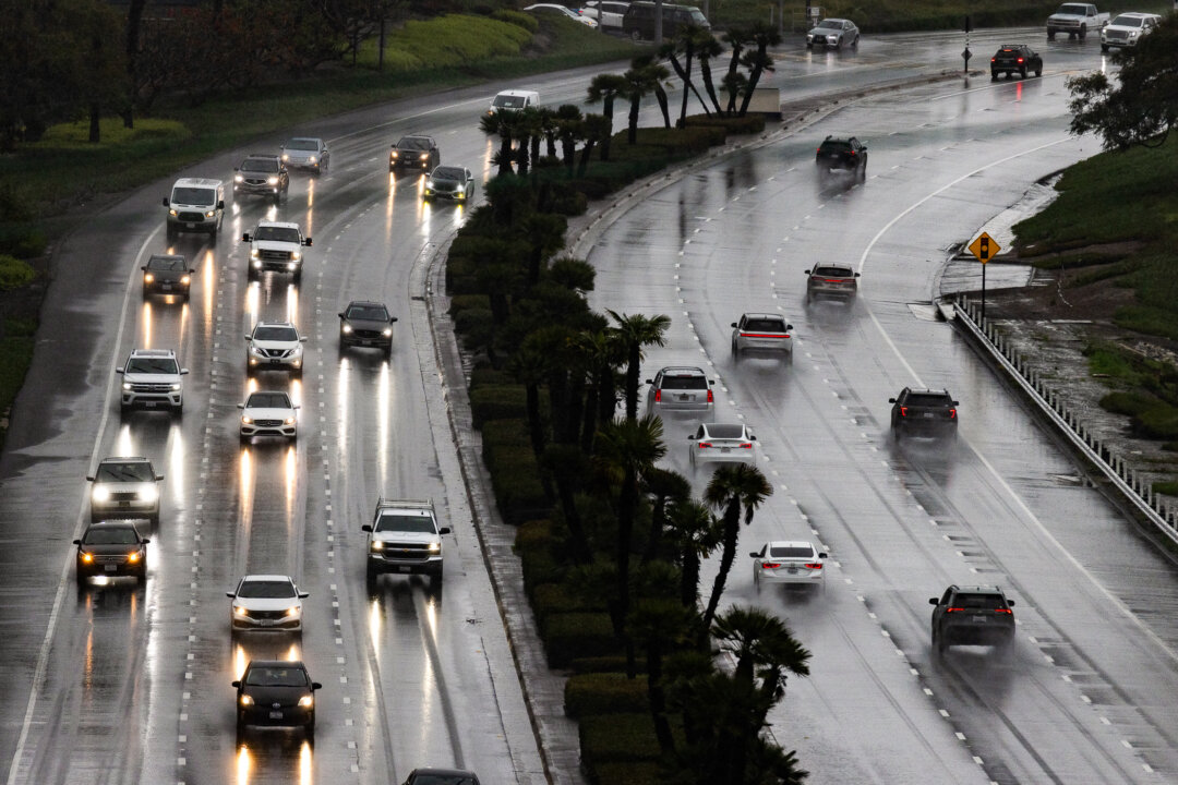 Những chiếc xe hơi đi trong một cơn mưa lớn ở Newport Beach, California, hôm 05/02/2024. (Ảnh: John Fredricks/The Epoch Times)
