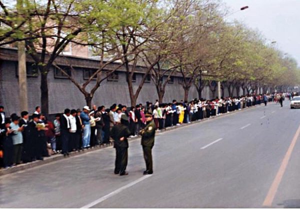 Các học viên Pháp Luân Công tập trung chung quanh Trung Nam Hải để thỉnh nguyện một cách lặng lẽ và ôn hòa cho quyền tự do tín ngưỡng, vào ngày 25/04/1999. (Ảnh: Được đăng dưới sự cho phép của Minghui.org)
