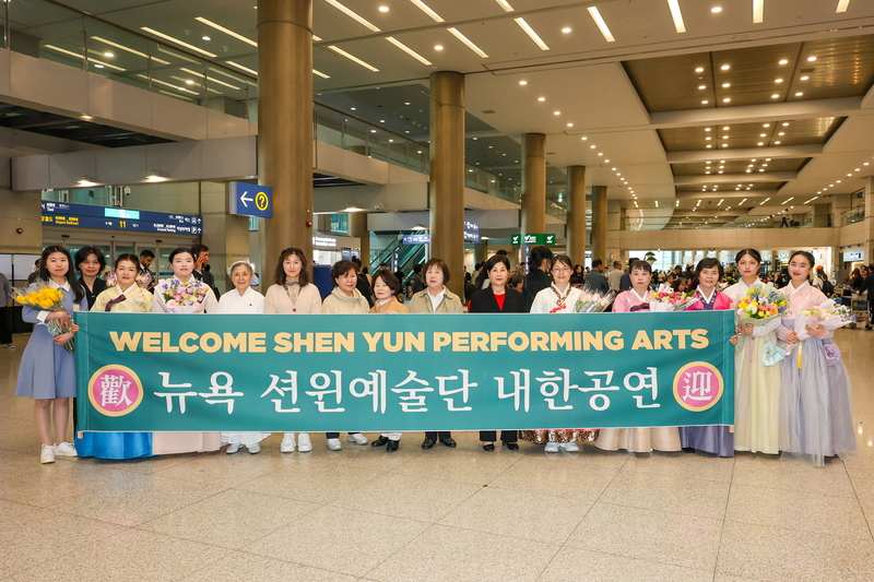 Khán giả hâm mộ Shen Yun ở Nam Hàn chào đón các nghệ sỹ tại phi trường quốc tế Incheon hôm 22/04/2024. (Ảnh: Kim Quốc Hoán/Epoch Times)