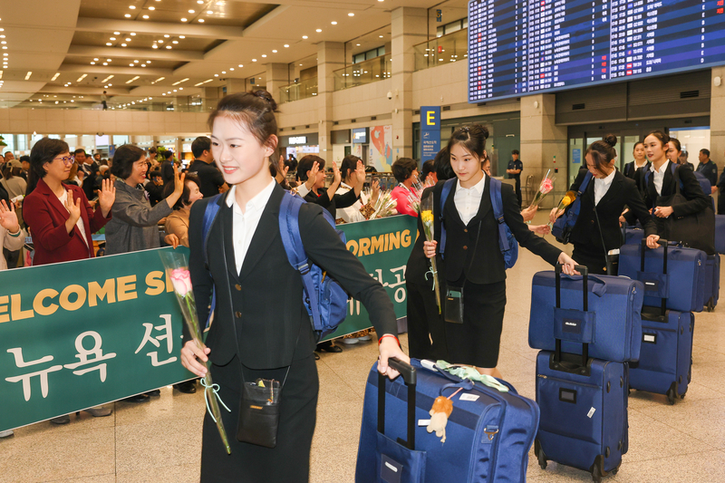 Hôm 22/04/2024, Đoàn Nghệ thuật Biểu diễn Shen Yun New York đã đến phi trường quốc tế Incheon, Nam Hàn và được người hâm mộ chào đón nồng nhiệt. (Ảnh: Kim Quốc Hoán/Epoch Times)
