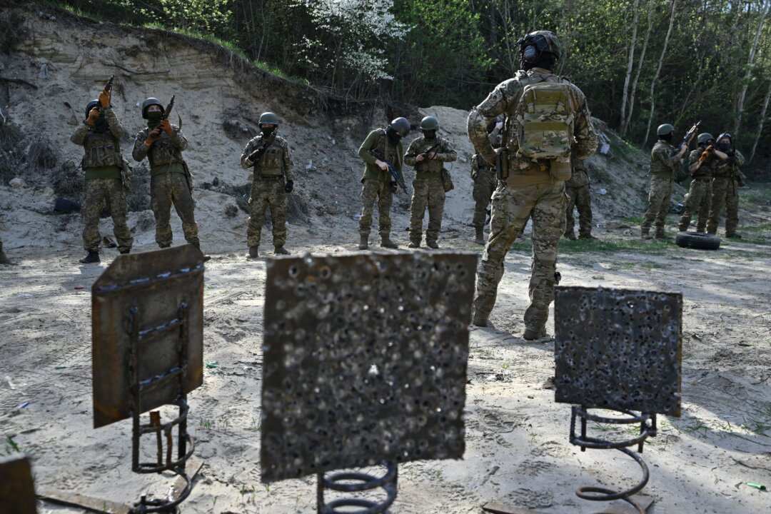 Các thành viên của tiểu đoàn Siberia trong Lực lượng Vũ trang Ukraine tham gia cuộc tập trận huấn luyện quân sự trên trường bắn ở vùng Kyiv, hôm 10/04/2024. (Ảnh: Genya Savilov/AFP qua Getty Images)