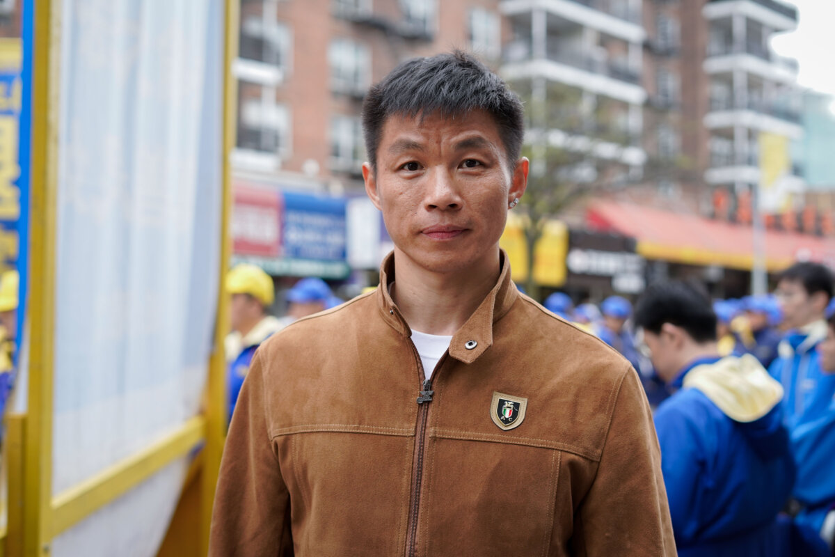 Anh Trần Vĩ Kiệt (Chen Weijie) tại một cuộc mít-tinh kêu gọi chấm dứt cuộc đàn áp môn tu luyện tinh thần Pháp Luân Công ở Trung Quốc, ở khu Flushing của Quận Queens, thành phố New York, hôm 21/04/2024. (Ảnh: Chung I Ho/The Epoch Times)