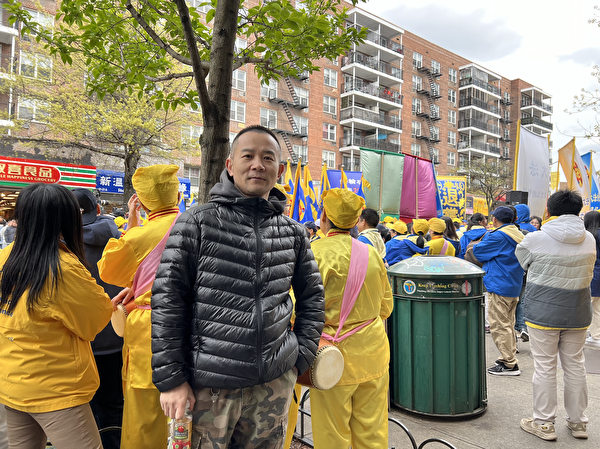 Ông Tôn Toàn An nhận giấy chứng nhận thoái xuất khỏi ĐCSTQ tại cuộc mít-tinh kỷ niệm cuộc thỉnh nguyện ngày 25/04, ở Flushing, New York, hôm 21/04/2024. (Ảnh: Shi Ping/The Epoch Times)