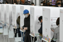 Một người đàn ông Nam Hàn bỏ phiếu trong cuộc bỏ phiếu sớm tại một điểm bỏ phiếu ở Seoul vào ngày 10/04/2020, trước các cuộc bầu cử vào Quốc hội diễn ra vào tuần sau đó. (Ảnh: Jung Yeon-Je/AFP qua Getty Images)