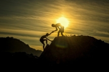Chuyên gia đưa ra lời khuyên rằng con người nên thường xuyên làm điều tốt vì nó có thể giúp ích cho việc cải thiện sức khỏe tinh thần và hạnh phúc hơn. Đây là ảnh minh họa mang ý nghĩa giúp ai đó leo lên đỉnh núi. (Ảnh: Pixabay)