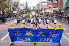 Các học viên Pháp Luân Công tham dự cuộc diễn hành kêu gọi chấm dứt cuộc đàn áp đức tin ở Trung Quốc, tại khu phố Flushing, Queens, New York, hôm 21/04/2024. (Ảnh: Larry Dye/The Epoch Times)
