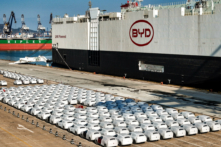 Xe điện xuất cảng của BYD chờ được xếp lên “BYD Explorer NO.1,” một tàu được đóng trong nước nhằm xuất cảng xe Trung Quốc, tại cảng Yên Đài, tỉnh Sơn Đông, miền đông Trung Quốc, hôm 10/01/2024. (Ảnh: STR/AFP qua Getty Images)