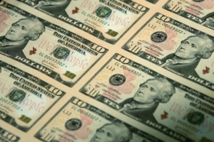 Các biện pháp trừng phạt bằng USD trong gói viện trợ Ukraine gây rủi ro cho đặc quyền của đồng tiền này