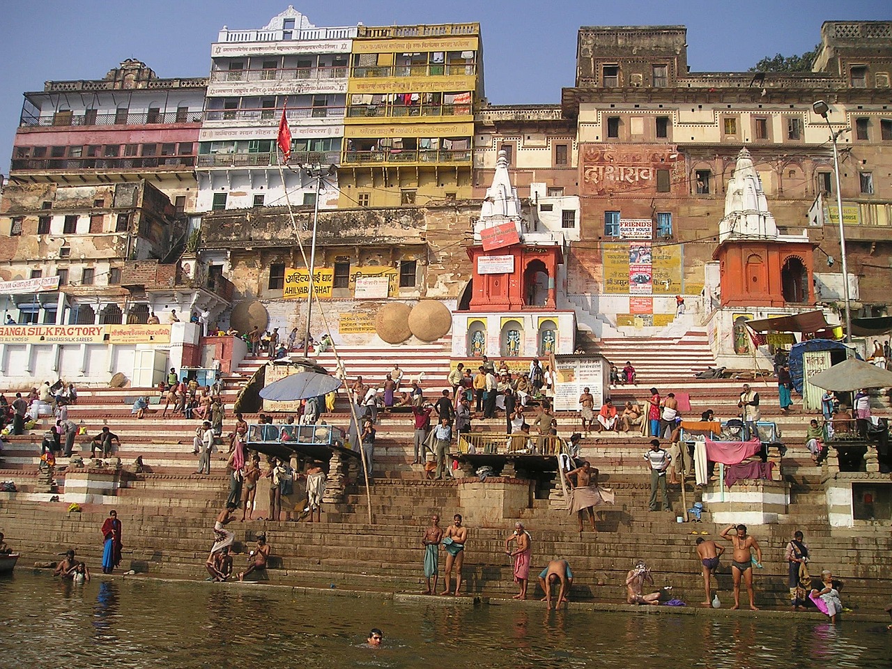 Đi tìm nguyên nhân đại dịch ở Ấn Độ: Phật có còn ngự nơi sông Hằng?
