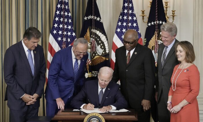 TT Biden hồi sinh hợp đồng cho thuê khoan dầu khí ngoài khơi lớn nhất trong lịch sử Mỹ khi ký IRA