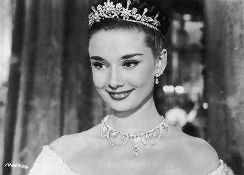 10 bí quyết làm nên vẻ đẹp vượt thời gian của Audrey Hepburn