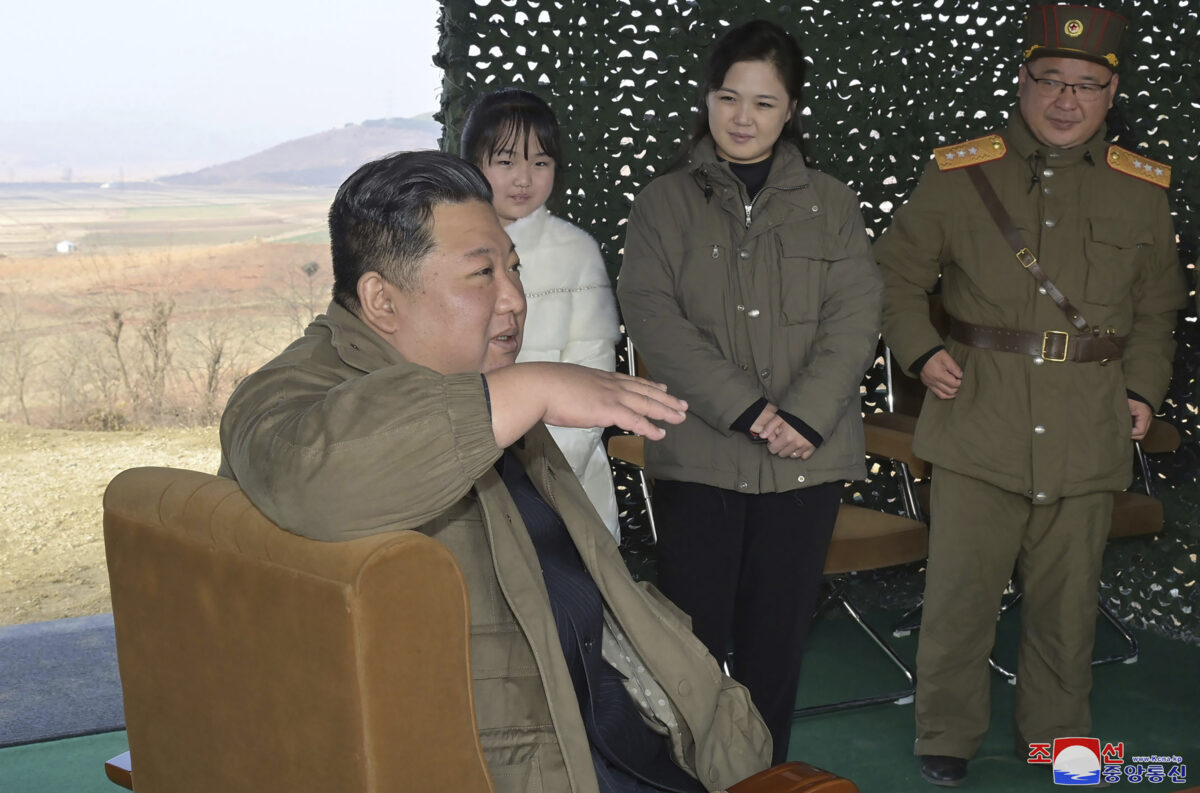 Ông Kim Jong-un đi cùng với phu nhân Ri Sol-ju (thứ 2 bên phải) và con gái, khi ông đi thị sát cuộc bắn thử nghiệm hỏa tiễn đạn đạo liên lục địa Hwasong-17, tại Phi trường Quốc tế Bình Nhưỡng ở Bình Nhưỡng, Bắc Hàn, hôm 18/11/2022, trong một bức ảnh do Bắc Hàn cung cấp hôm 19/11/2022. (Ảnh: Hãng thông tấn Trung ương Bắc Hàn/Dịch vụ Tin tức Nam Hàn qua AP)