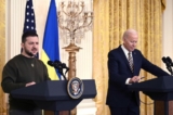 Tổng thống Ukraine Volodymyr Zelensky tổ chức một cuộc họp báo chung với Tổng thống Hoa Kỳ Joe Biden tại Phòng Đông của Tòa Bạch Ốc, ở thủ đô Hoa Thịnh Đốn hôm 21/12/2022. (Ảnh: BRENDAN SMIALOWSKI/AFP qua Getty Images)