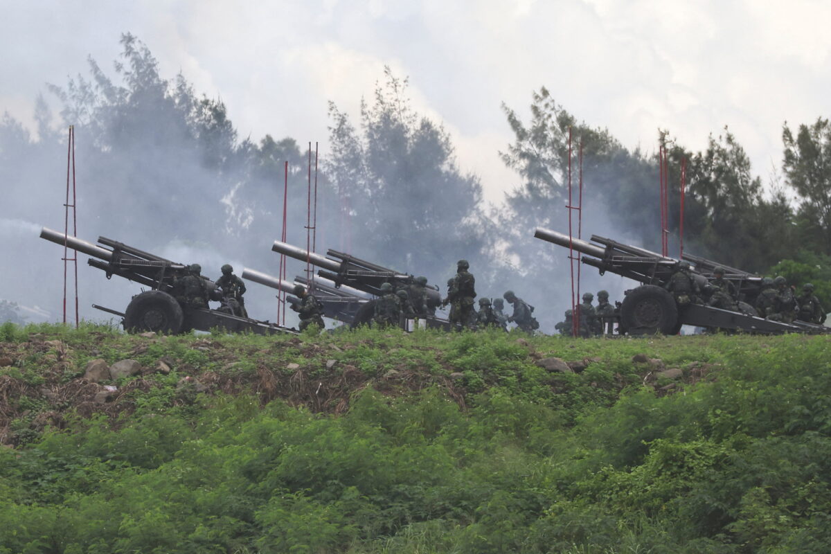 Các binh sĩ bắn pháo kích 155mm trong cuộc tập trận bắn đạn thật thường niên ở huyện Bình Đông, miền nam Đài Loan hôm 09/08/2022. (Ảnh: Reuters/Ann Wang)