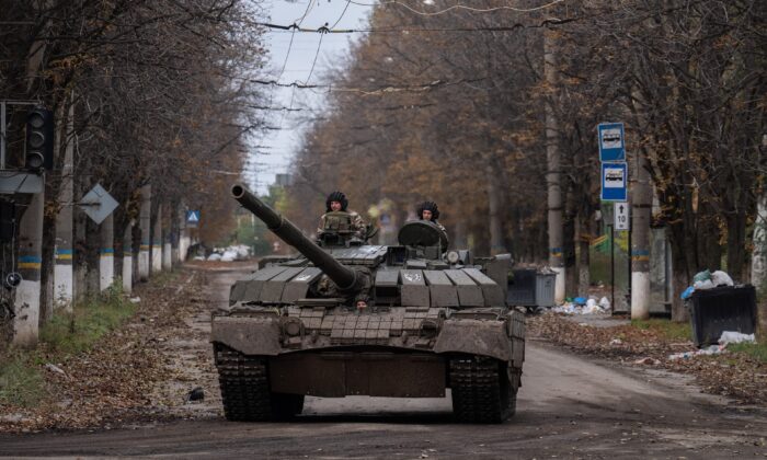 Một chiếc thiết vận xa Ukraine di chuyển gần chiến tuyến ở Bakhmut, tỉnh Donetsk, Ukraine, hôm 21/10/2022. (Ảnh: Carl Court/Getty Images)