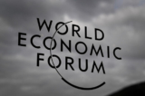 Một tấm biển của Diễn đàn Kinh tế Thế giới (WEF) tại trung tâm Hội nghị trong cuộc họp thường niên của tổ chức này ở Davos hôm 23/05/2022. (Ảnh: Fabrice Coffrini/AFP/Getty Images)