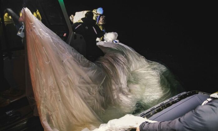 Trong bức hình này các thủy thủ đang cố gắng trục vớt xác của một khinh khí cầu do thám tầm cao ngoài khơi bờ biển Myrtle Beach, South Carolina, hôm 05/02/2023. (Ảnh của Hải quân Hoa Kỳ do Chuyên gia Truyền thông Đại chúng Cấp 1 Tyler Thompson chụp)