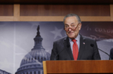 Lãnh đạo Đa số Thượng viện Chuck Schumer (Dân Chủ-New York) trình bày trong cuộc họp báo tại Toà nhà Điện Capitol Hoa Kỳ ở Hoa Thịnh Đốn hôm 07/12/2022. (Ảnh: Anna Moneymaker/Getty Images)