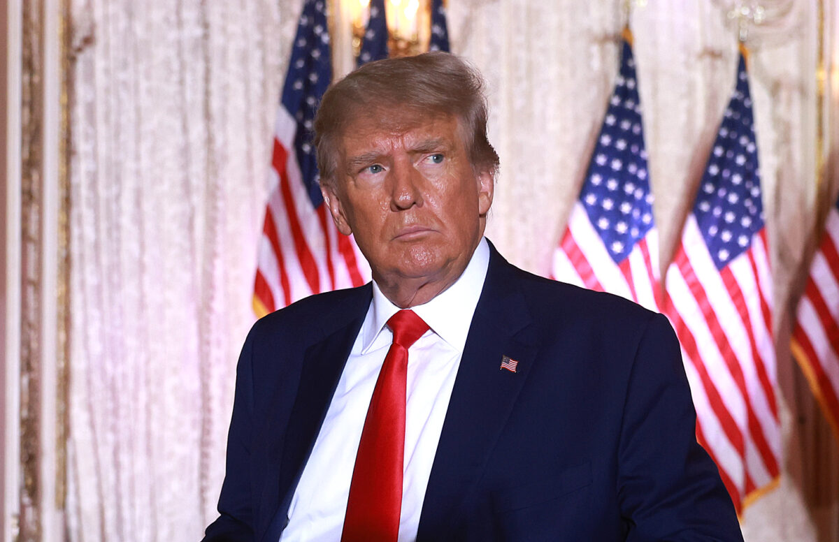 Cựu Tổng thống Donald Trump rời sân khấu sau khi trò chuyện trong một sự kiện tại tư dinh Mar-a-Lago của ông ở Palm Beach, Florida vào ngày 15/11/2022. (Ảnh: Joe Raedle/Getty Images)