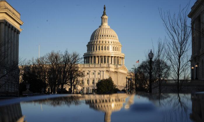 Cảnh quan bên ngoài tòa nhà Điện Capitol Hoa Kỳ trong một bức ảnh tư liệu. (Ảnh: Sarah Silbiger/Getty Images)