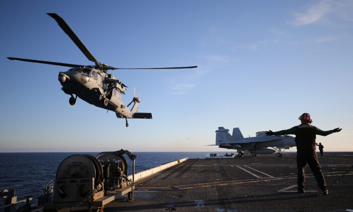 Một phi cơ trực thăng của Hải quân Hoa Kỳ hạ cánh xuống sàn đáp của hàng không mẫu hạm USS Nimitz (CVN 68) khi đang ở trên biển ngoài khơi bờ biển Baja California, Mexico, vào ngày 18/01/2020. (Ảnh: Mario Tama/Getty Images)