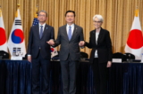 Thứ trưởng Ngoại giao Nhật Bản Takeo Mori, Thứ trưởng Ngoại giao thứ Nhất của Nam Hàn Cho Hyun-dong và Thứ trưởng Ngoại giao Hoa Kỳ Wendy Sherman chụp ảnh trước thềm cuộc gặp tại Bộ Ngoại giao ở Seoul, Nam Hàn, hôm 08/06/2022. (Ảnh: Jeon Heon-Kyun/Pool qua Reuters)
