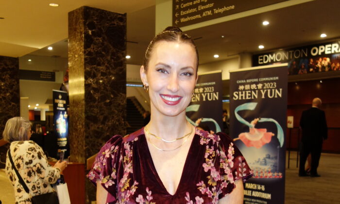 Cô Pearl Douglas tại buổi biểu diễn của Đoàn Nghệ thuật Biểu diễn Shen Yun ở Nhà hát Northern Alberta Jubilee Auditorium hôm 14/03/2023. (Ảnh: Lily Yu/The Epoch Times)