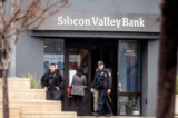 Các sĩ quan cảnh sát rời trụ sở của Silicon Valley Bank ở Santa Clara, California, hôm 10/03/2023. (Ảnh: Noah Berger/AFP/Getty Images)